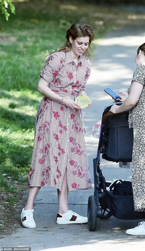 Princess Beatrice was photographed in London with her daughter Sienna ...