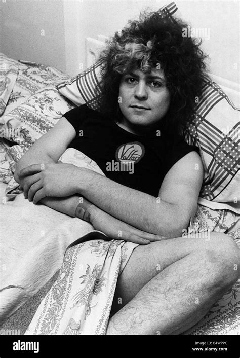 Marc Bolan Pop Sängerin Im Bett 1976 Stockfotografie Alamy