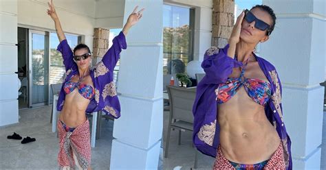 Elisabetta Canalis mostra gli addominali col micro bikini incrociato è