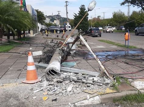 Ônibus derruba poste na Avenida Borges de Medeiros em Porto Alegre