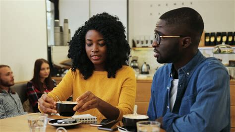 Vídeo de arquivo Gratuito Homem afro americano e mulher conversando e