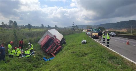 Motorista Morre Em Acidente Envolvendo Duas Caminh Es Em Rodovia