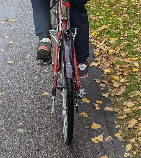 Der Dude Vor Mir Hat Seine Bremse Ausgehängt Um Mit Dem Kapitalen Achter überhaupt Fahren Zu