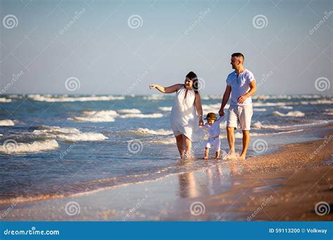 Familia Que Recorre En La Playa Foto De Archivo Imagen De Lifestyle