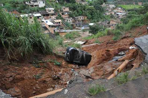 Carro de aplicativo cai em cratera aberta em Ibirité há mais de um mês