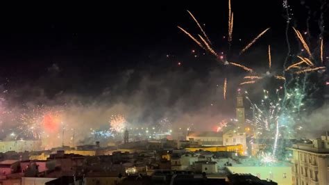 Capodanno I Fuochi Dartificio Illuminano Il Cielo Su Bari Vecchia