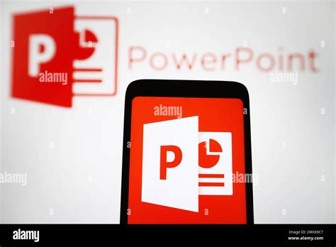 Dans cette illustration, le logo Microsoft PowerPoint d'un logiciel est visible sur un ...