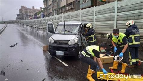 快訊／天雨路滑新北2貨車互撞 1車側翻駕駛受困警消救出送醫 Ettoday社會新聞 Ettoday新聞雲