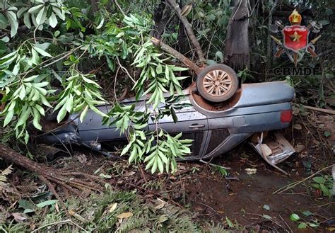 Motorista Bate Carro Em Rvore Capota E Cai Em C Rrego No Df Metr Poles