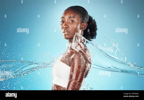 Mujer Negra Agua Y Cuerpo De Limpieza Para La Salud El Cuidado De La