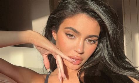 Học hỏi phong cách thời trang của Kylie Jenner để nâng cấp tủ đồ ngay