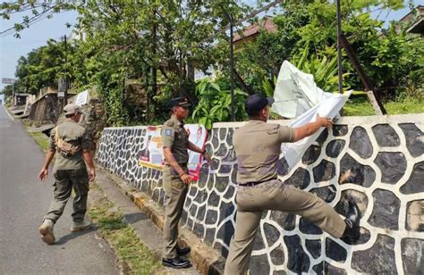 Selama Dua Pekan Satpol Tertibkan Lembar Spanduk Bacaleg Dan