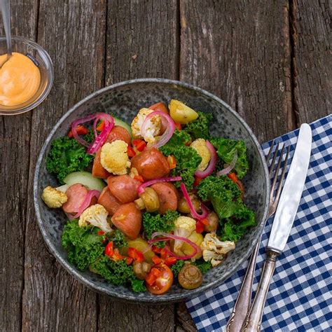 Grönkålssallad med bratwurst potatis rökt chilidressing Recept