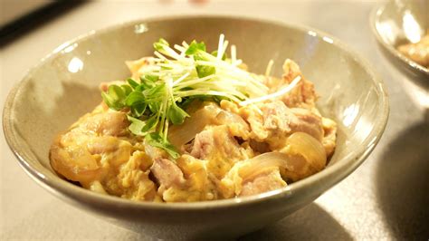 4倍濃縮のめんつゆだけで簡単味付け【めんつゆで親子丼】（まいにち3品食堂） エキスパート Yahooニュース