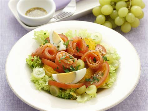 Lollo Bianco mit geräuchertem Lachs Tomaten Trauben und Ei Rezept