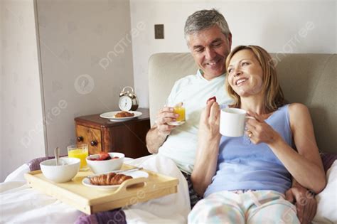 Pareja Desayunando En La Cama Juntos Fondos Cincuenta Fresa Beber