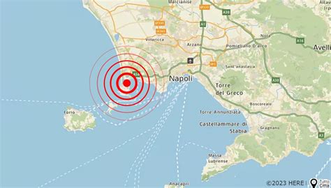 Tre scosse di terremoto in 20 minuti nei Campi Flegrei a Napoli la più