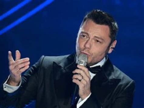 Tiziano Ferro ha un nodulo alle corde vocali Dovrà essere operato