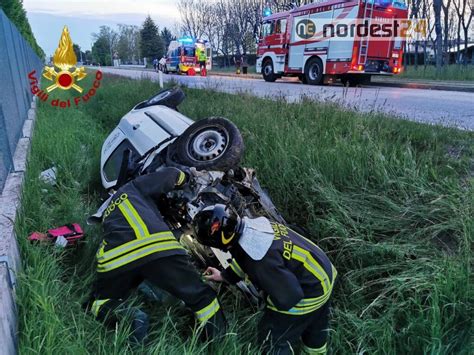 Incidente A Brugnera Scontro Tra Due Auto Una Finisce Nel Fossato