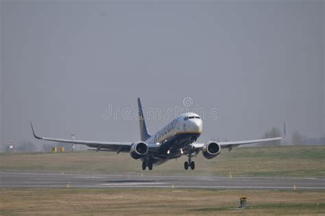 Ryanair Boeing 737 Plane Landing Editorial Stock Image Image Of