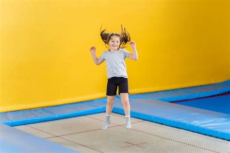 Bonne Petite Fille Sautant Sur Le Trampoline Dans Un Centre De Fitness