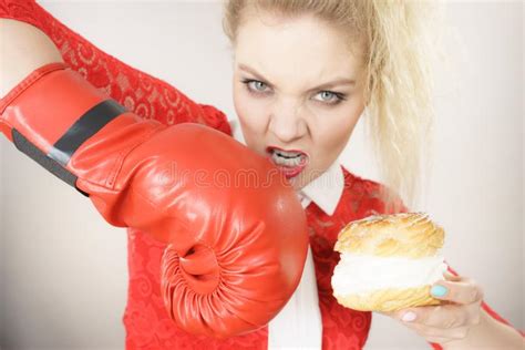 Mujer Que Lucha Apagado La Mala Comida Torta De Encajonamiento Del