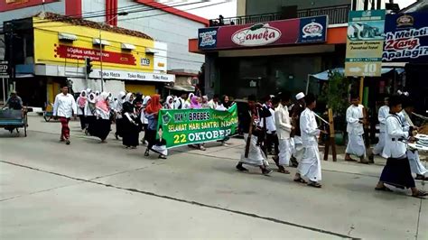 HARI SANTRI NASIONAL Ribuan Pelajar Punguti Sampah Di Jalur Pantura