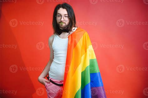 Gay Hombre Sostener Arco Iris A Rayas Bandera Aislado En De Colores