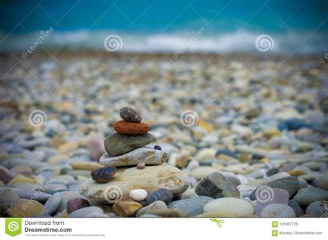 Pilha De Pedras Do Zen Em Pebble Beach Foto De Stock Imagem De