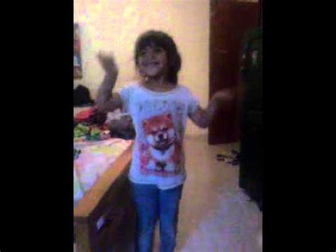 niña baila mueve el toto YouTube