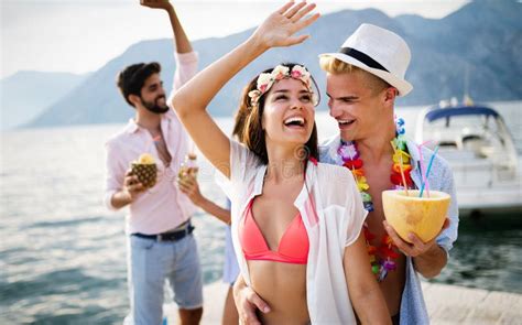 O Grupo De Amigos Aprecia Na Praia Em F Rias De Ver O Foto De Stock