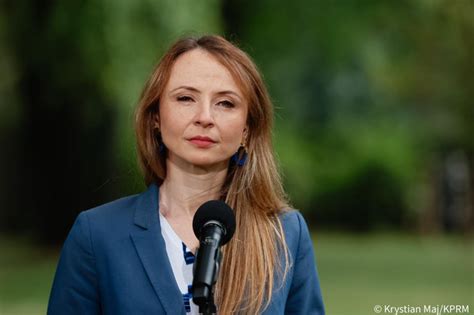 Zosta A Zwolniona Za Brak Stanika Ministra Dziemianowicz B K