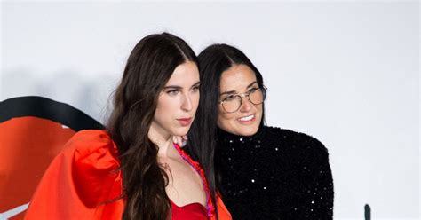 Demi Moore Et Sa Fille Scout Larue Willis Arrivent Au Défilé De La Maison Az Factory En Hommage