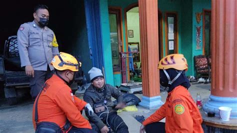 Foto Tim SAR Selamatkan Pendaki Yang Alami Hipotermia Di Gunung Merbabu