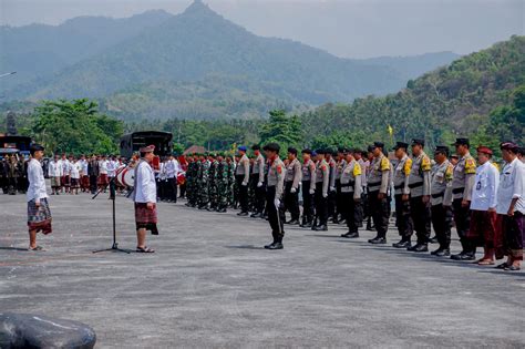 Upacara Bendera Hari Pahlawan Dan Tabur Bunga Badan Kesbangpol