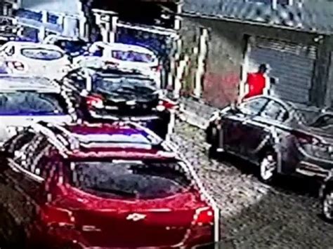 Família tem carro roubado por suspeitos no Acupe de Brotas Vídeo