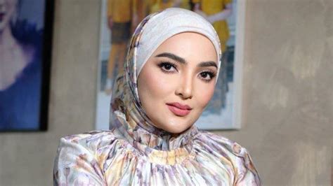 5 Potret Ashanty Berhijab Dipuji Makin Cantik Serius Pikirkan Tutup