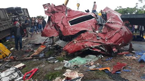 Colisión De Bus Y Tráiler Deja Muertos Y Heridos En Ruta Santa Cruz