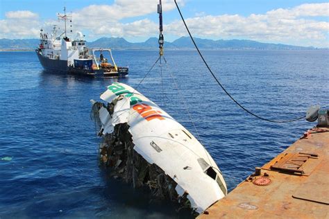 In Pics Transair 737 Plane Wreckage Recovered From Ocean Near Hawaii