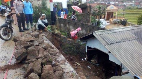 Hujan Deras Rumah Nenek Di Sukasari Sumedang Rusak Parah Usai Tertimpa