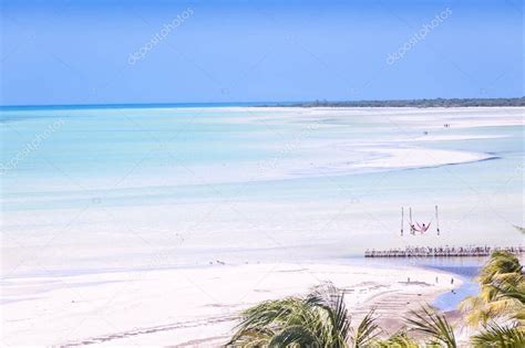 Los Turistas Caminan En La Marea Baja Del Mar Caribe En La Isla De