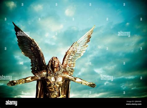 angel statue with open arms Stock Photo - Alamy