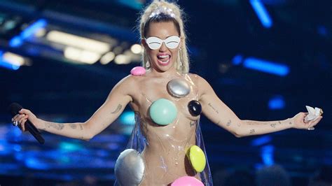 Miley Cyrus Exposed Her Nipple Live During The 2015 VMAs