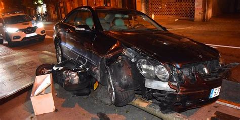 Choca contra una moto y tira un árbol en Vigo al conducir