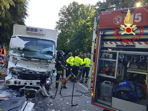 Erba Drammatico Scontro Tra Tre Auto E Due Furgoni Prima Como