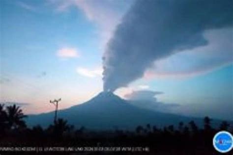 Gunung Lewotobi Laki Laki Erupsi Lagi Muntahkan Abu Vulkanik Setinggi