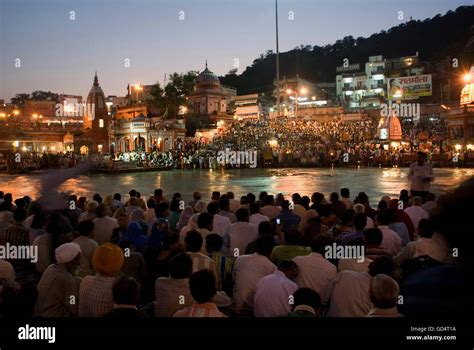 Ganga Aarti at Har-Ki-Pauri Ghat Stock Photo - Alamy