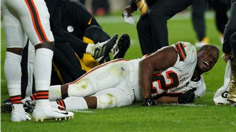 Browns' Nick Chubb carted off with ghastly knee injury