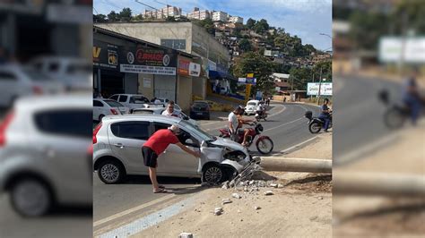 A Gazeta Motorista Bate Carro E Poste Cai Em Avenida De Cachoeiro