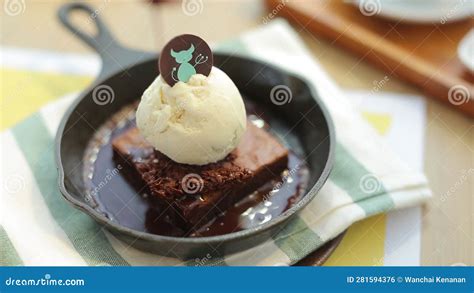 Brownies De Chocolate Con Helado De Vainilla Metrajes V Deo De Hielo